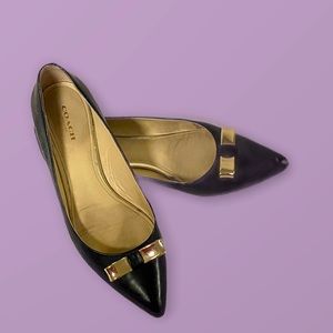 COACH BLACK POINTED TOE GOLD BOW FLATS SIZE 8.5
